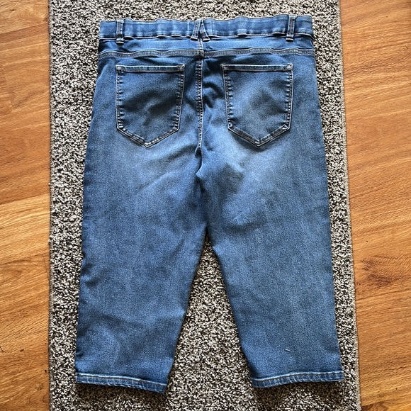 Angels Forever Young signature denim capris - Picture 2 of 4